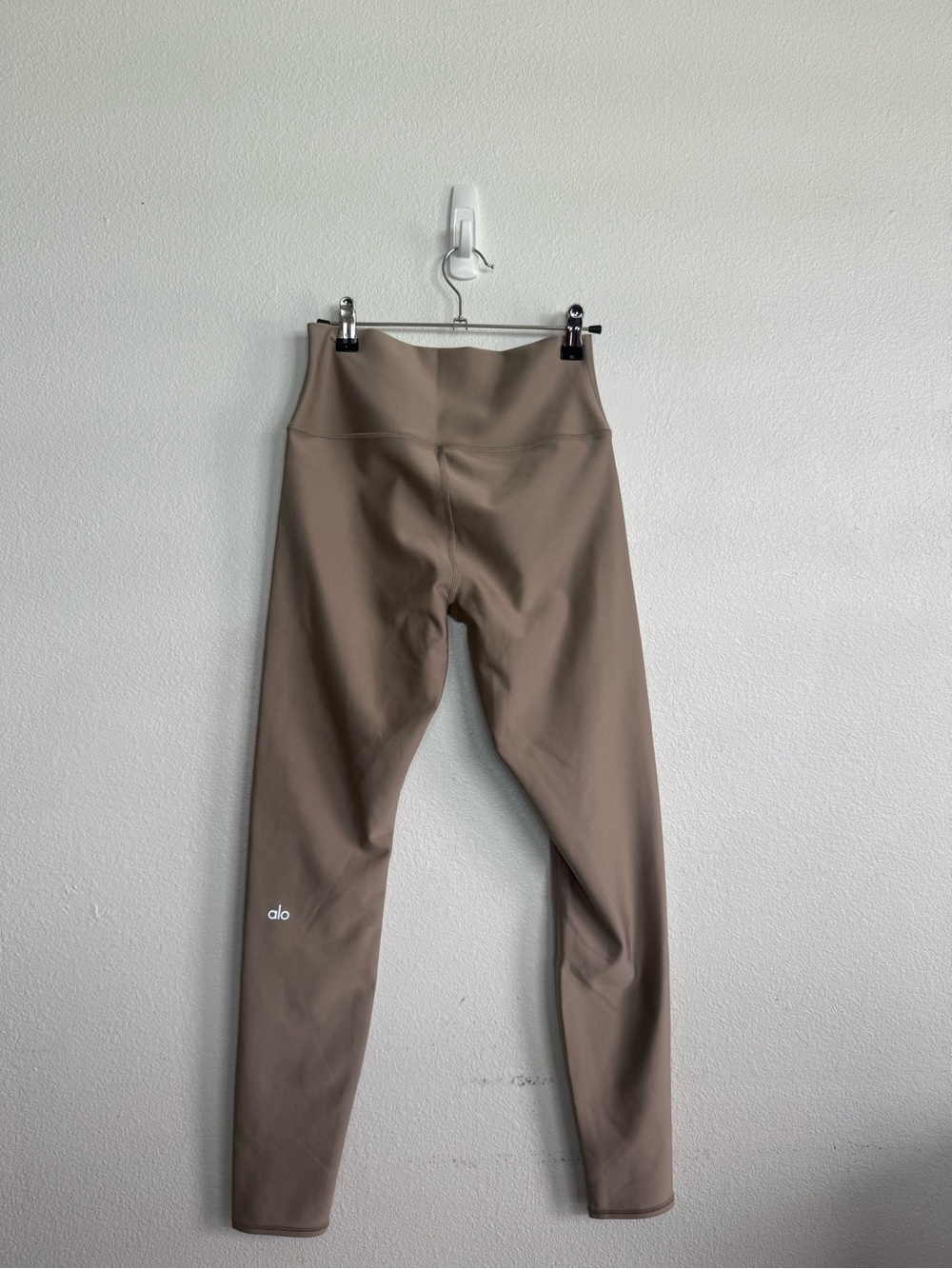 Alo Yoga Airlift Legging in Gravel - Picture 2 of 3